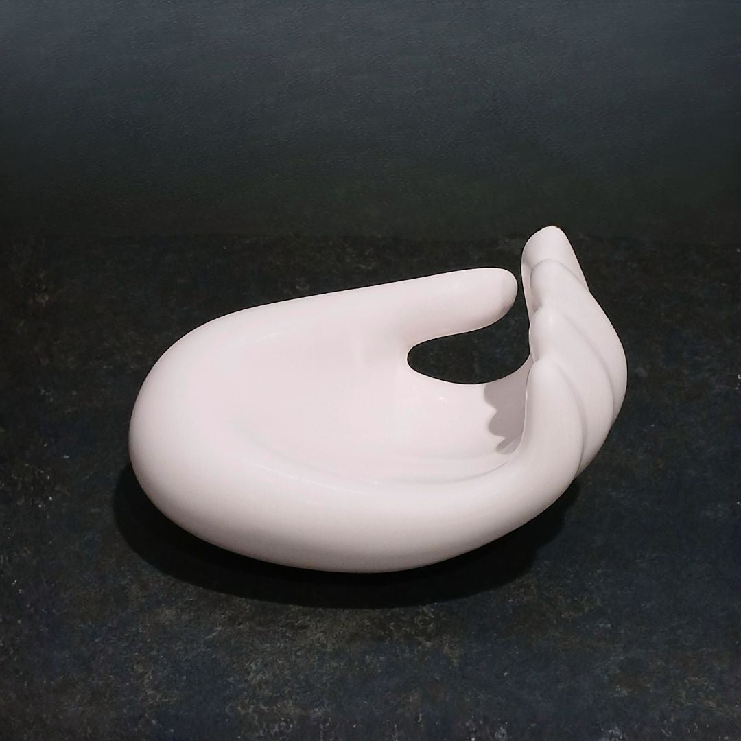 【B】ホワイトハンドモチーフ/Made in Japan /陶器製・小物入れ 一点モノ】ハンドオブジェ アクセサリートレー 小物入れ – NANASAI