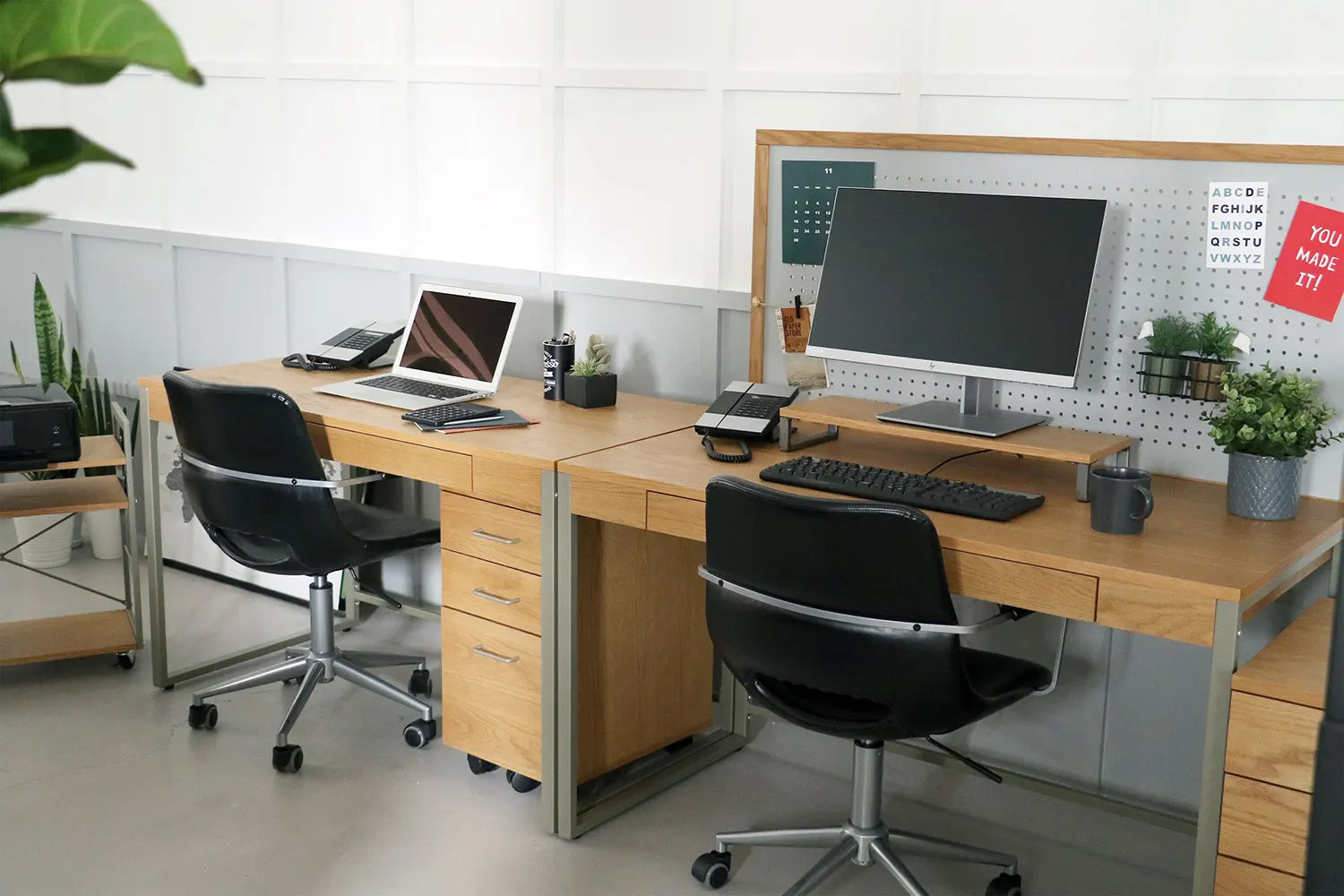 作業スペースを大きく確保した広い天板のデスク / Drip Desk 作業スペースを大きく確保した広い天板のデスク / Drip Desk